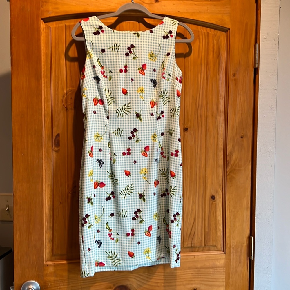 Adorable fitted summer dress.